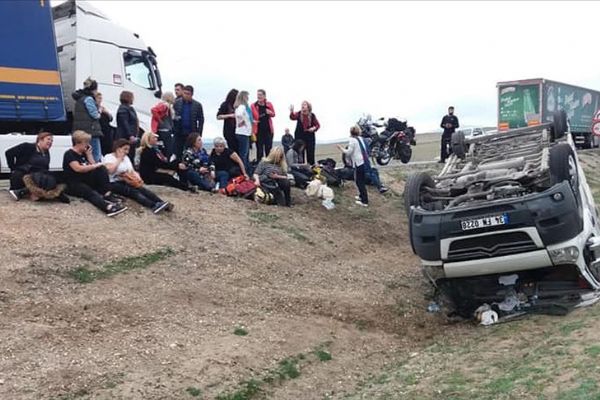 Geziden dönenleri taşıyan midibüs devrildi: 11 yaralı