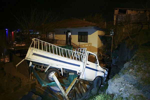 Kamyonet gecekondunun bahçesine yuvarlandı