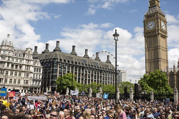 Brexit yorgunu İngilizler güçlü lider istiyor