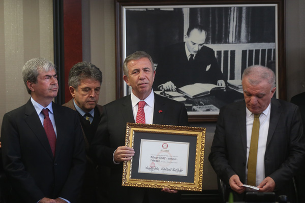 CHP'li Mansur Yavaş mazbatasını aldı