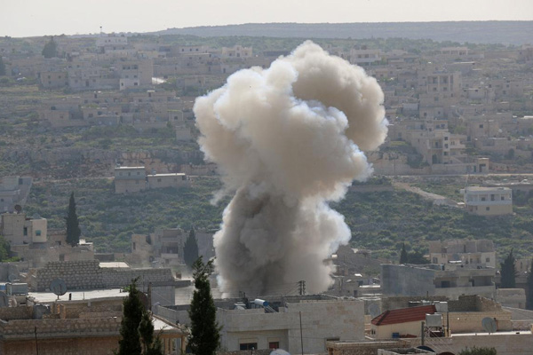 İdlib'de okul yakınına balistik füze düştü