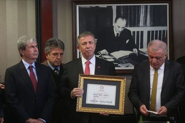 Mansur Yavaş mazbatasını aldı