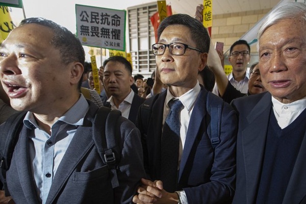 Hong Kong'ta 2 profesör ve bir bakana tarihi ceza verildi