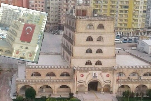 Kızıltepe belediye binasındaki Türk bayrağı indirildi