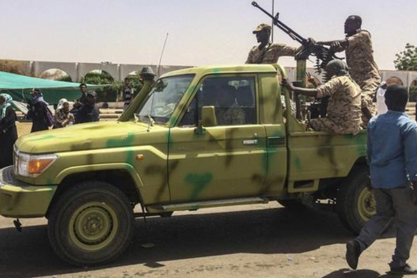 Sudan'da askeri darbe: Ömer el-Beşir istifa etti