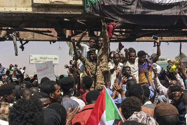 Sudan'da ordu karargahında silah sesleri