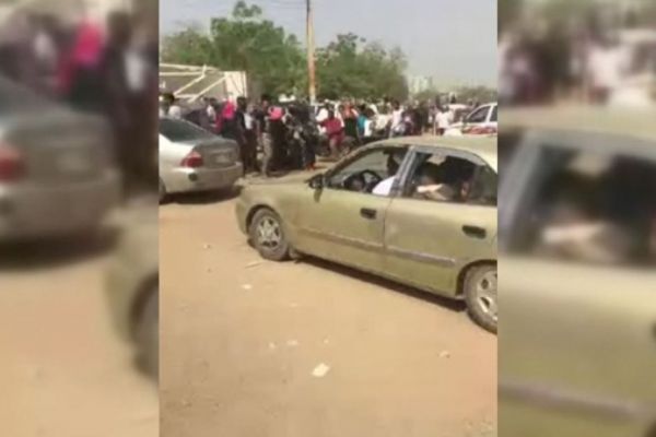 Sudan halkı Ulusal Ordu Karargahı'na doğru ilerliyor