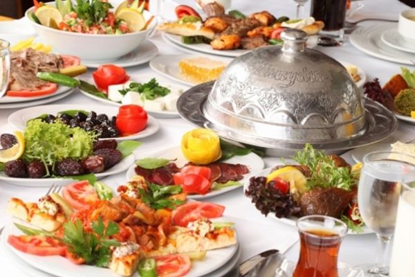 Bayramda 'ölçülü' yemek sağlığı koruyor