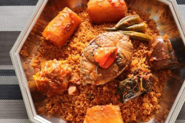 Senegal'de iftar sofralarını çebucen süslüyor