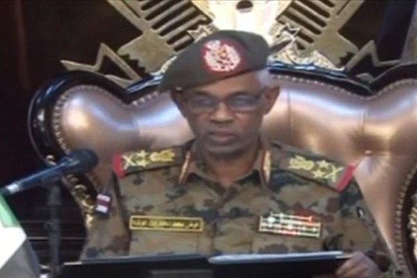 Avf, Askeri Geçiş Konseyi Başkanı sıfatıyla yemin ederek göreve başladı