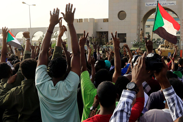 Sokağa çıkma yasağına rağmen Sudan halkı sokaklarda