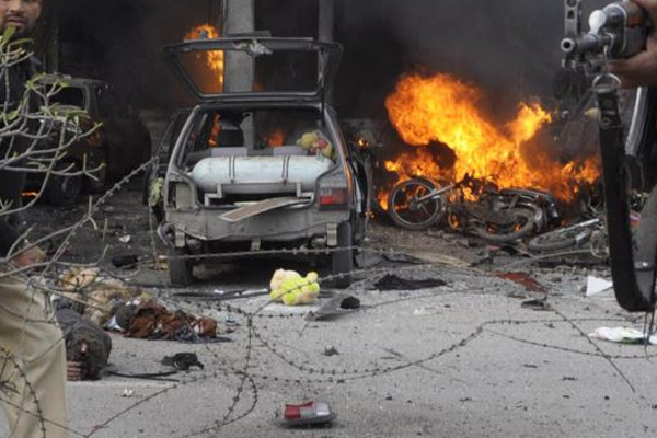 Pakistan'da pazar yerine bombalı saldırı