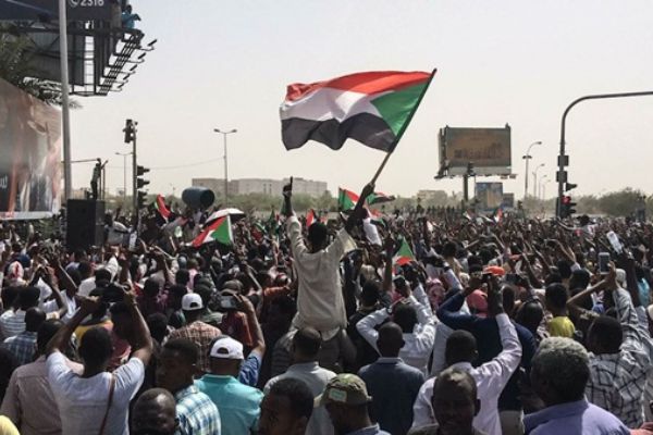 Sudan’da halk sokaklarda