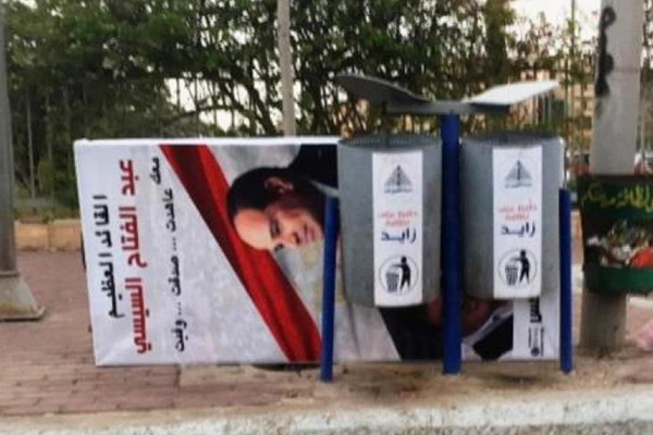Mısırlılar, darbeci Sisi’nin astırdığı afişleri söküyor