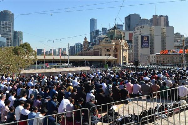 İslam karşıtı Avustralyalı namaz sırasında cemaati tahrik etti