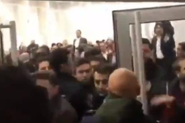 Maltepe'de CHP'lilerin olay çıkarmasının ardından sayım durdu