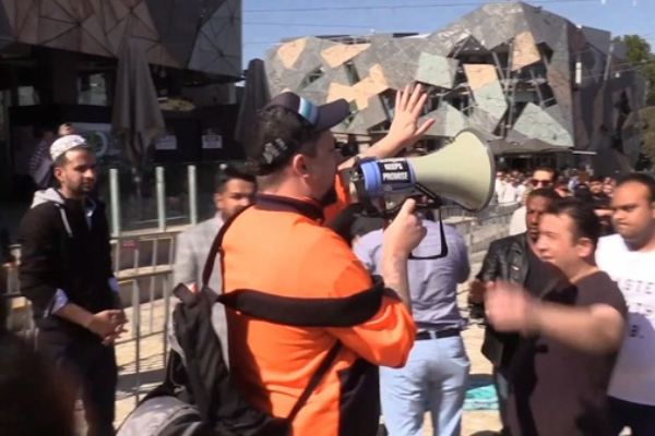 İslam karşıtı Avustralyalı namaz sırasında cemaati tahrik etti