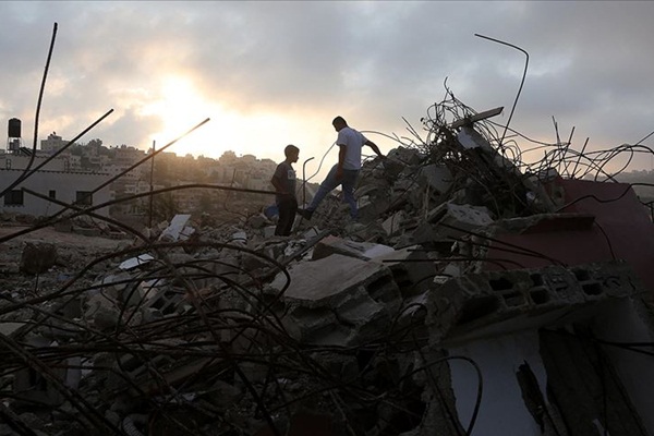 İsrail, Filistinli aileye evini kendi elleriyle yıktırdı