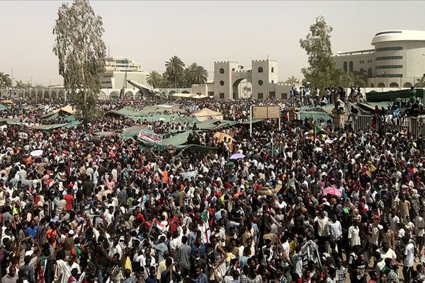 Sudan İstihbarat Başkanı istifa etti