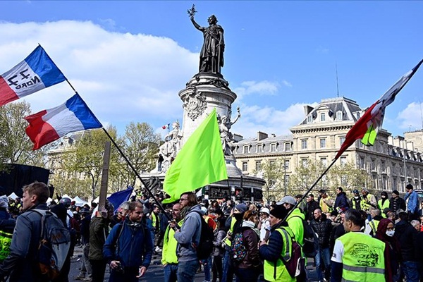 Fransa'da sarı yelekliler tekrar sokaklarda