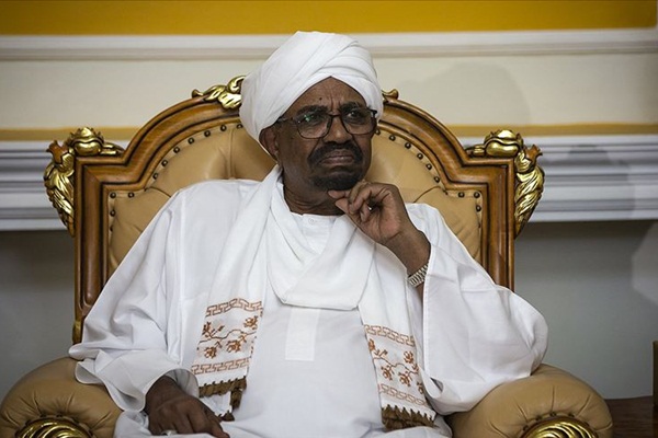 'Ömer el-Beşir Sudan'ı terk etmedi, başkentte ev hapsinde'