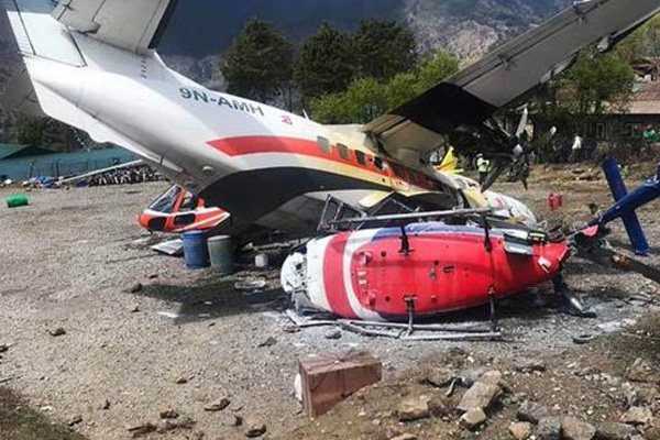 Uçak pistteki helikoptere çarptı: 3 ölü