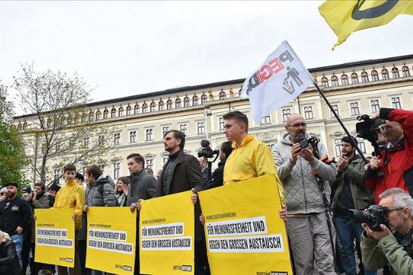 Avusturya'da ırkçılık karşıtları ırkçıları protesto etti