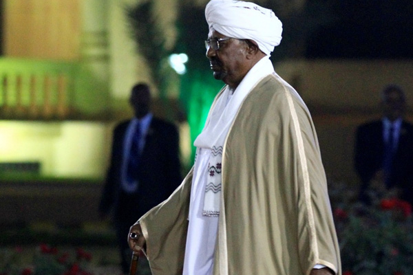 Sudan basını darbeye ilişkin ayrıntı verdi: Askerler geldiğinde Beşir namaz kılmak üzereydi