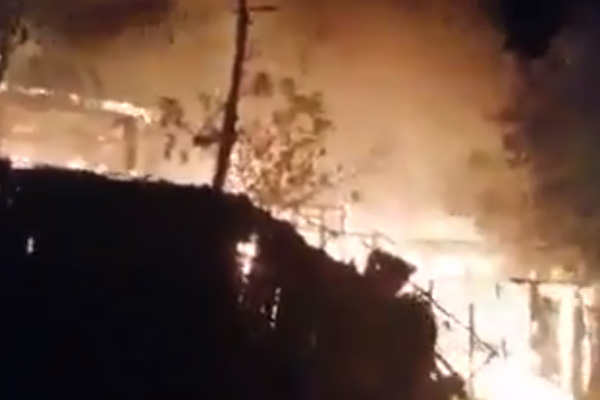 Myanmar'da Müslümanların evleri ateşe verildi