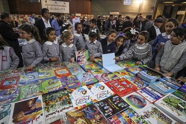Gazze'de ablukanın gölgesinde kitap fuarı açıldı