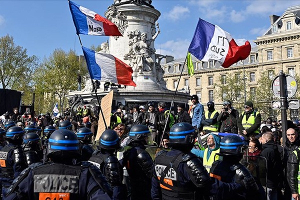 Paris'te 'polise ırkçı muamelelerde bulunma talimatı verildiği' iddiası