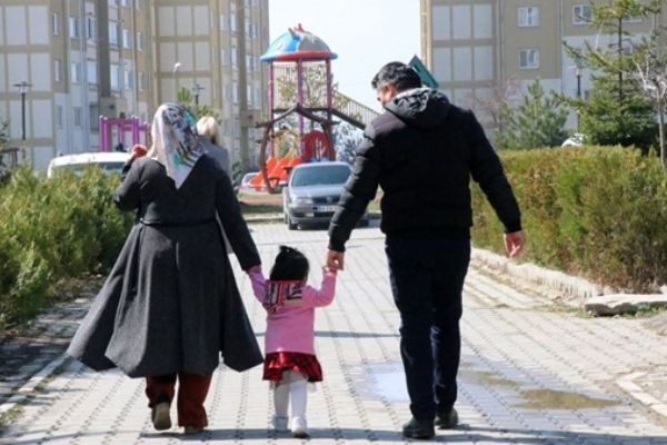 Yetiştirme yurdunda büyüdü kimsesiz çocuğa kucak açtı