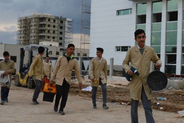 Hem okuyor hem okul yapıyorlar