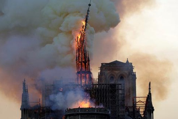 Trump'tan Fransa'ya 'katedral' eleştirisi