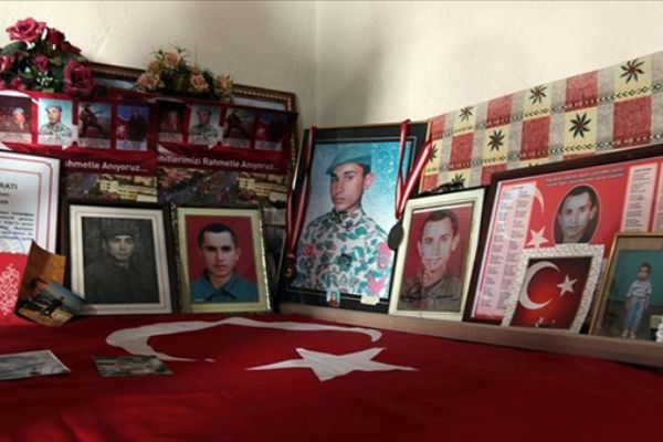 Şehit oğullarının hatırasını 23 yıldır odasında yaşatıyorlar