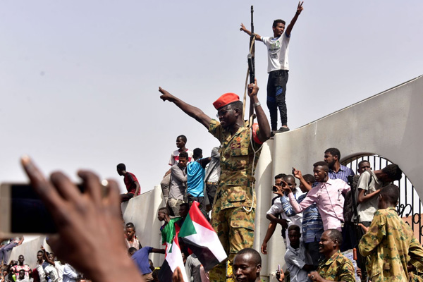 AB: Sudan'da geçiş dönemi siviller eliyle olmalı