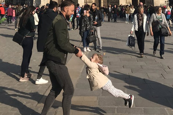 Notre Dame yangını başlamadan önce fotoğrafta görüntülen iki kişi sosyal medyada aranıyor
