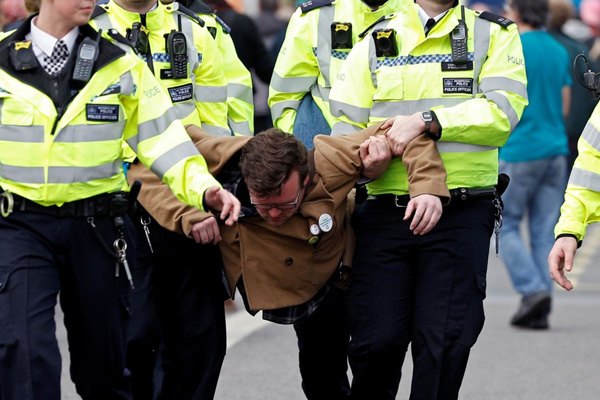 Londra sokakları karıştı: Gözaltı sayısı 340 oldu