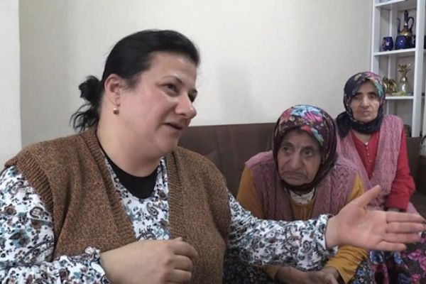 Eşinin engelli iki halasına 'bebek' gibi bakıyor