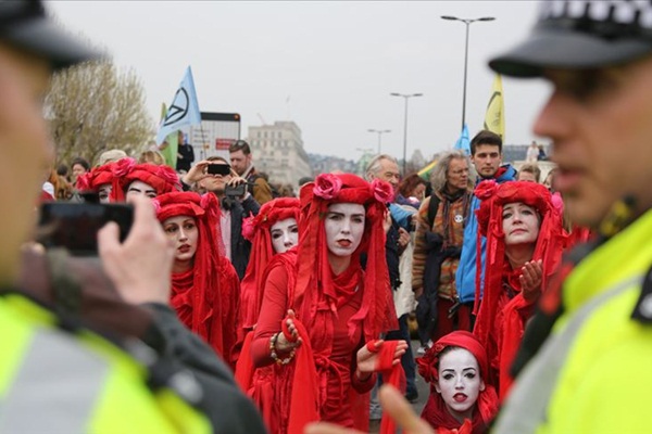 Londra'daki çevreci işgal eyleminde gözaltı sayısı 460'a çıktı