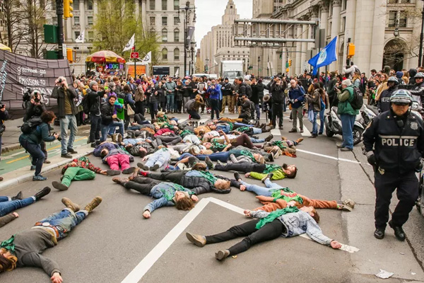 Londra'da 460 çevreci gözaltında
