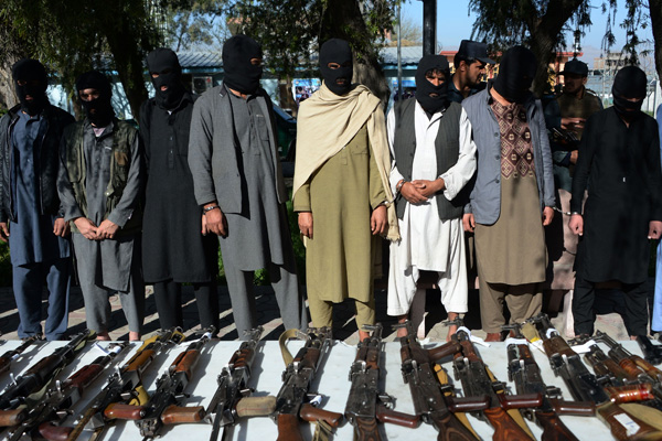 Kabil ile Taliban arasındaki barış görüşmeleri süresiz ertelendi