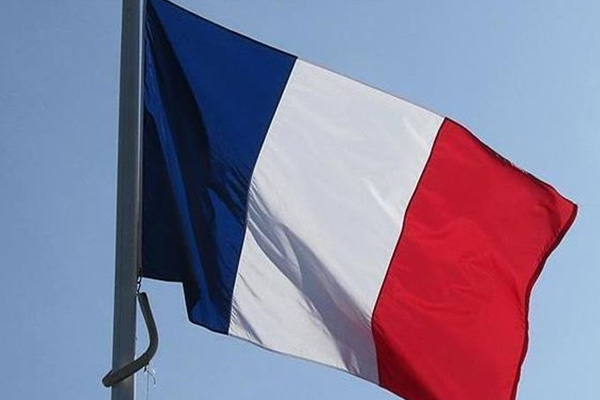 Fransa, sınırda yakalanan silahlı Fransızların koruma ekibi olduğu konusunda ısrarcı