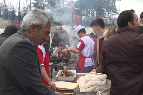 Vatandaşlara yarım ton cağ kebabı dağıttılar