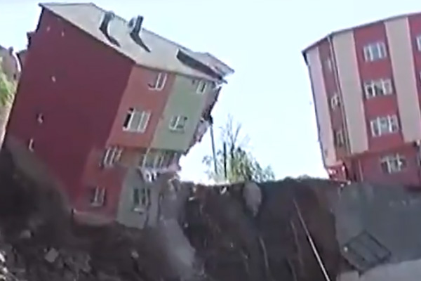 Kağıthane'de bina çöktü