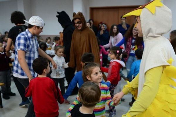 Lise öğrencileri köylerdeki çocuklar için 'tiyatro turnesine' çıkıyor