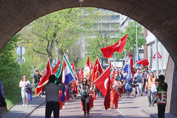 Hollanda'da düzenlenen, 'Türk Günü Yürüyüşü’ne ilgi büyüktü