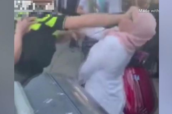 Hollanda polisinden başörtülü kadına saldırı