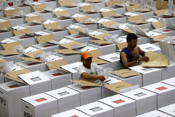 Endonezya'da 92 sandık görevlisi yorgunluktan hayatını kaybetti