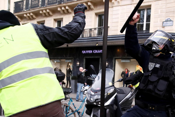 Fransız bakan polis şiddetini reddetti